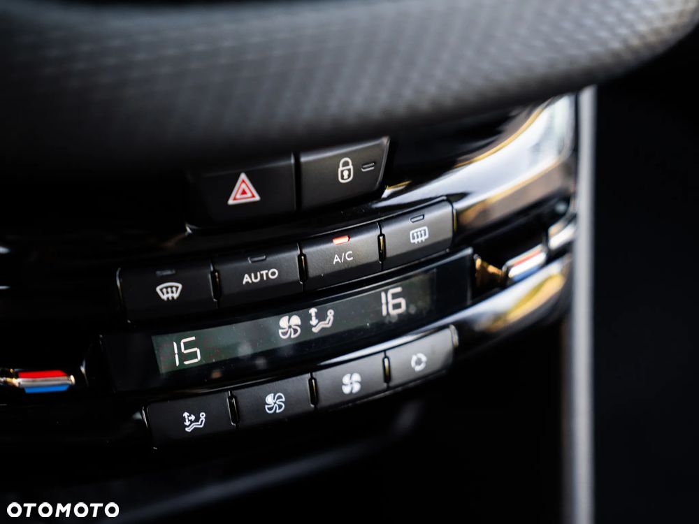 Peugeot 2008 1.2 Pure Tech Allure S&S - 38