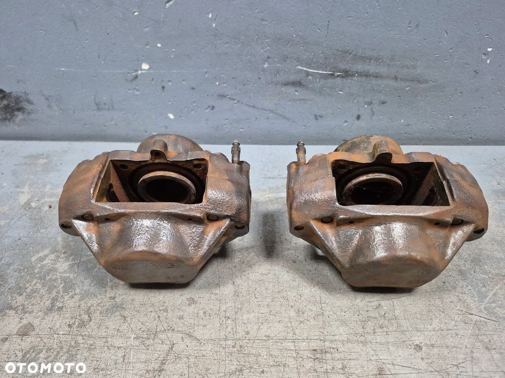 Zaciski Przód Komplet Mercedes W123 Oryginał