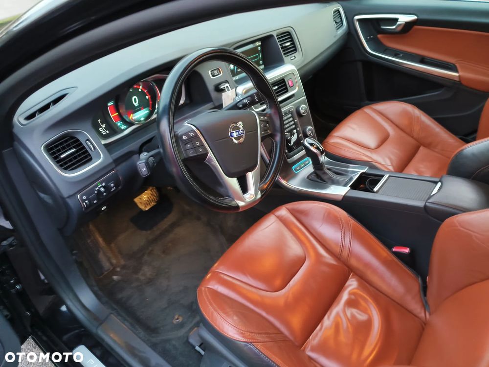 Volvo V60 D6 AWD Plug-in Hybrid R-Design Momentum - 11