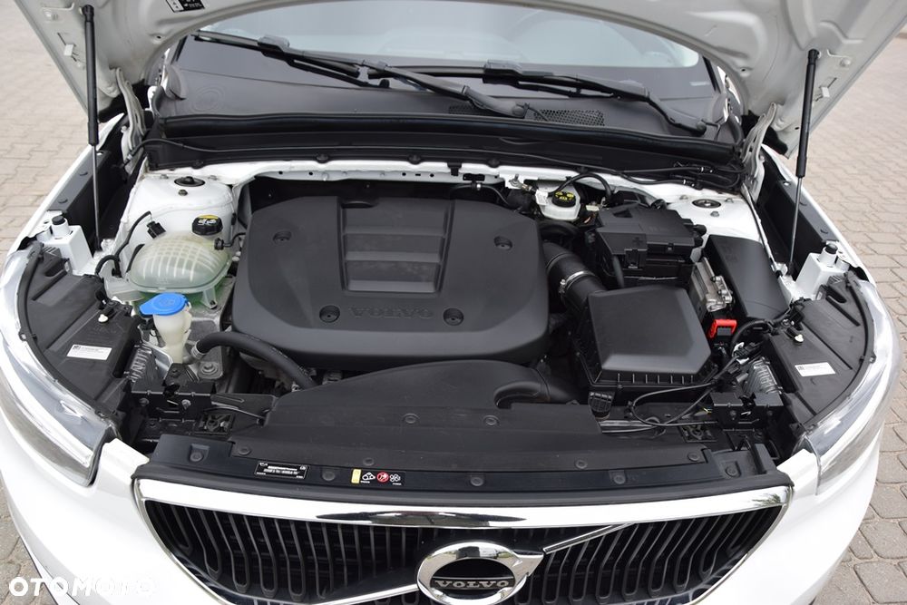 Volvo XC 40 T3 Geartronic Momentum Pro - 32