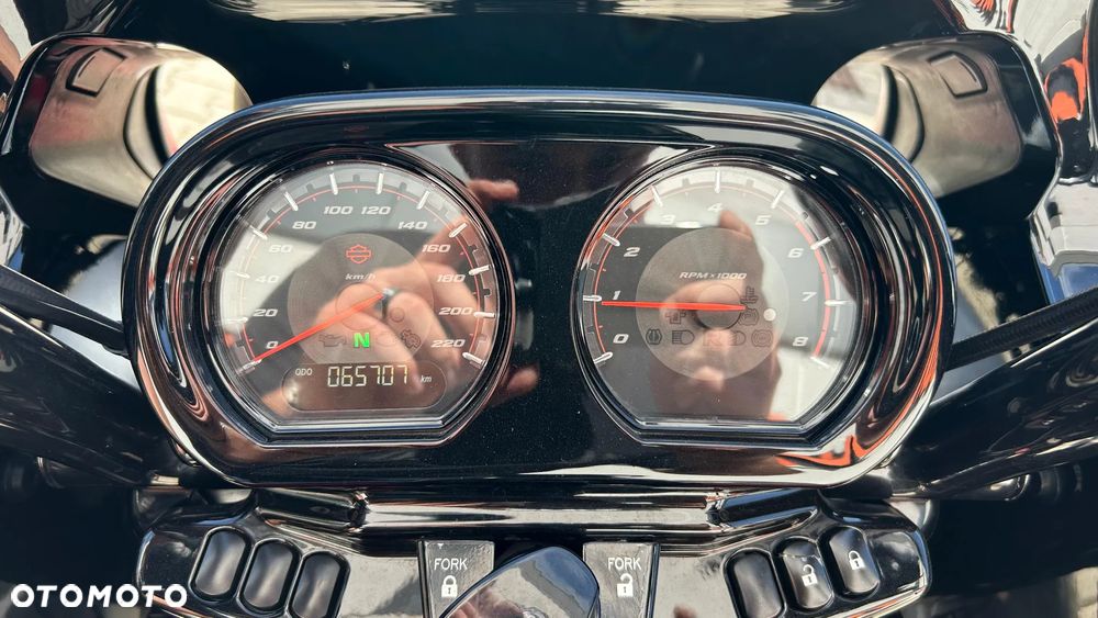 Harley-Davidson Touring Road Glide - 10