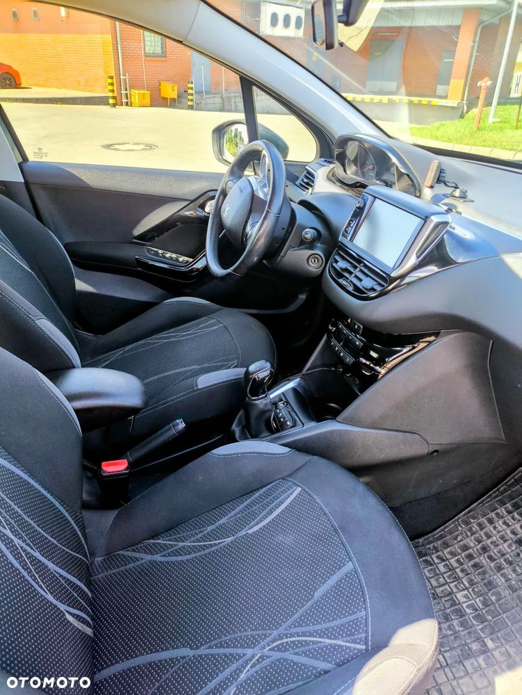 Peugeot 208 - 8