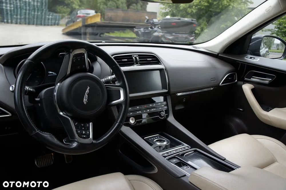 Jaguar F-Pace - 16