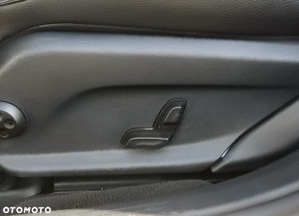 Mercedes-Benz Klasa E 220 d 4-Matic 9G-TRONIC - 19