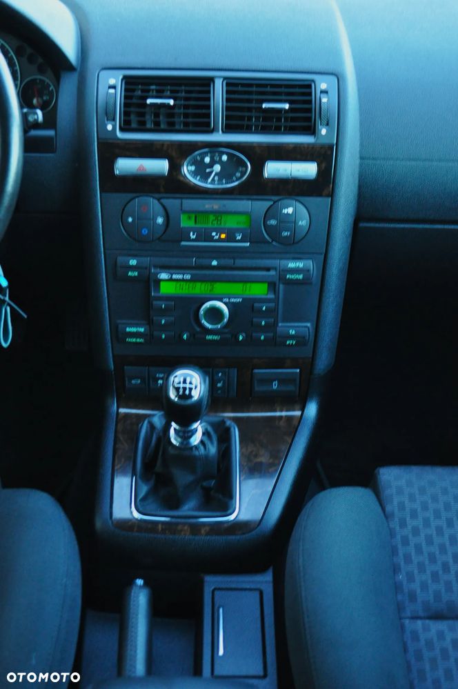 Ford Mondeo 1.8 Ghia - 12