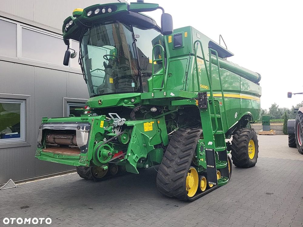 John Deere S690i - 1
