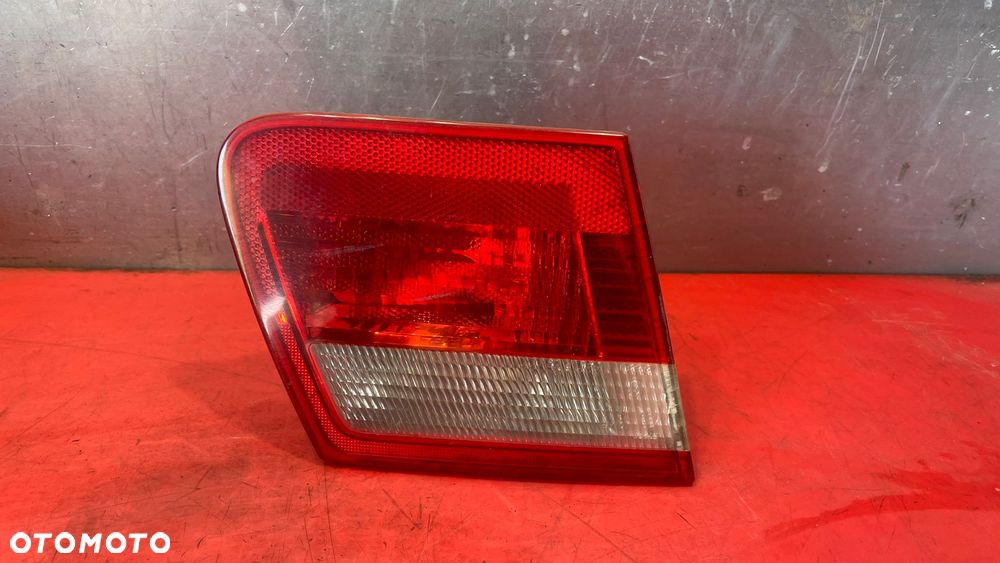 BMW 3 E46 KOMBI  LAMPA LEWA Z KLAPY TYLNA TYŁ - 2