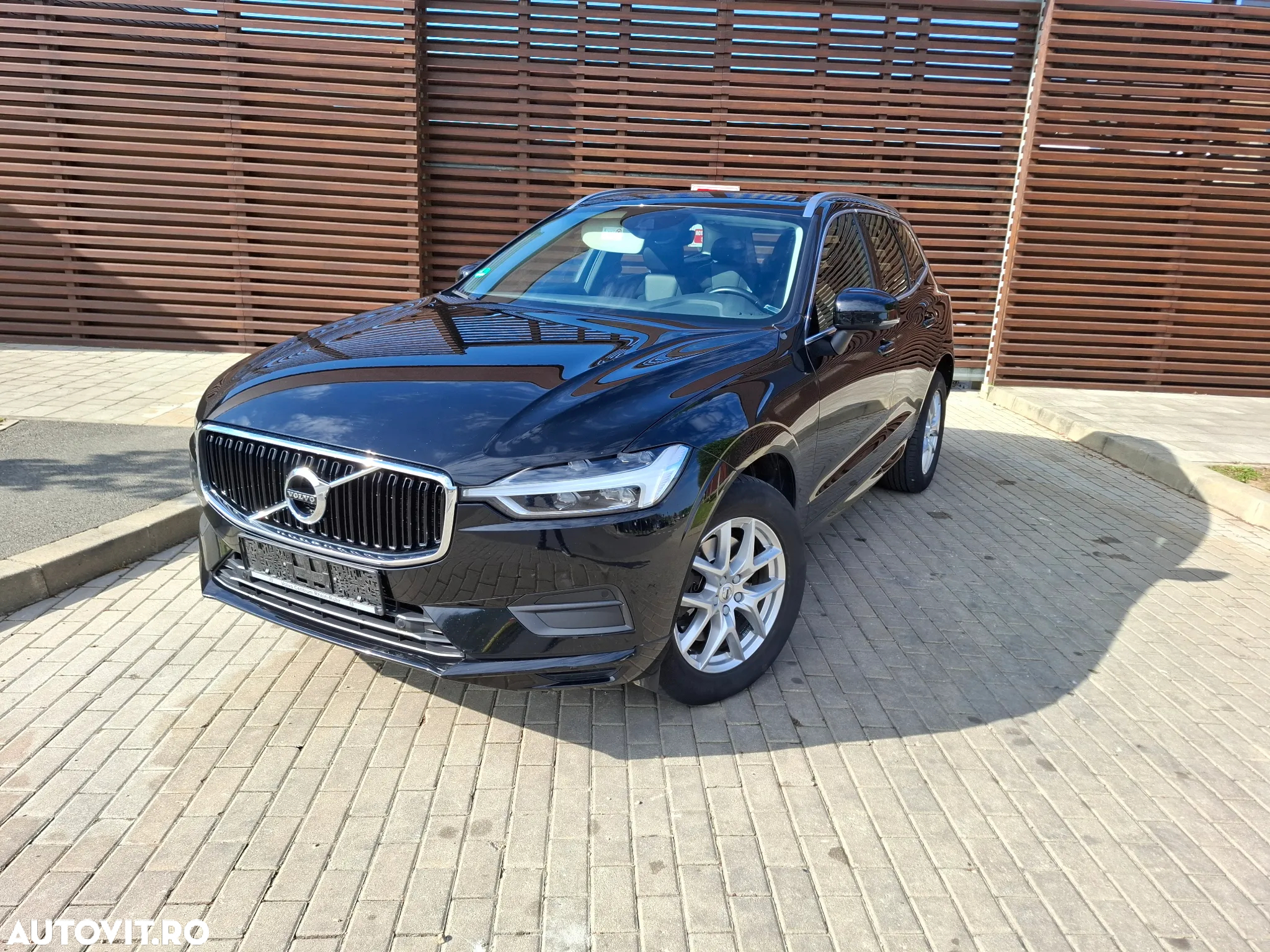 Volvo XC 60 B4 D AWD Geartronic Momentum Pro - 2