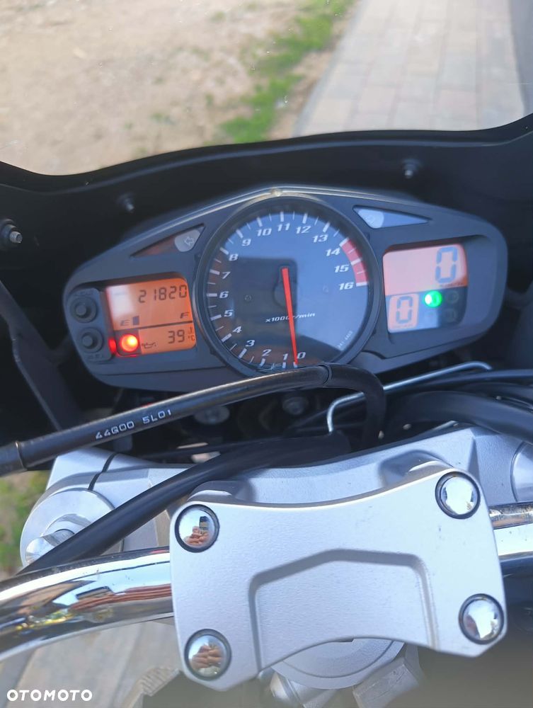 Suzuki GSR - 4