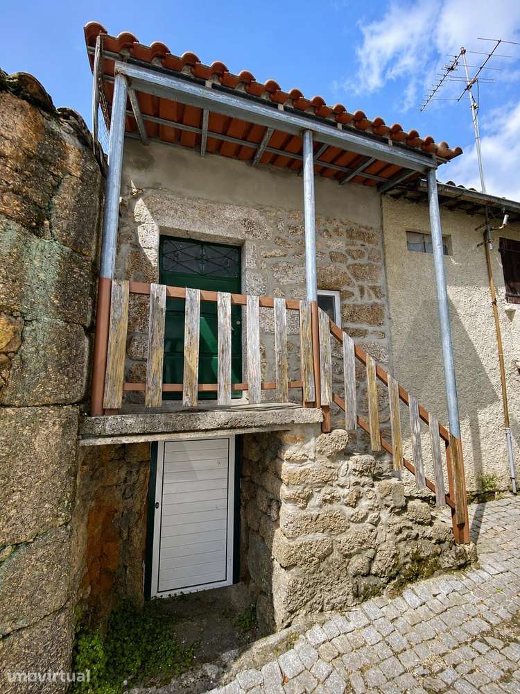Moradia T2 para Recuperar em Pero Viseu | Um Projeto com Potencial no - Grande imagem: 4/13