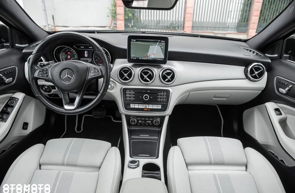 Mercedes-Benz GLA 200 7G-DCT AMG Line - 28