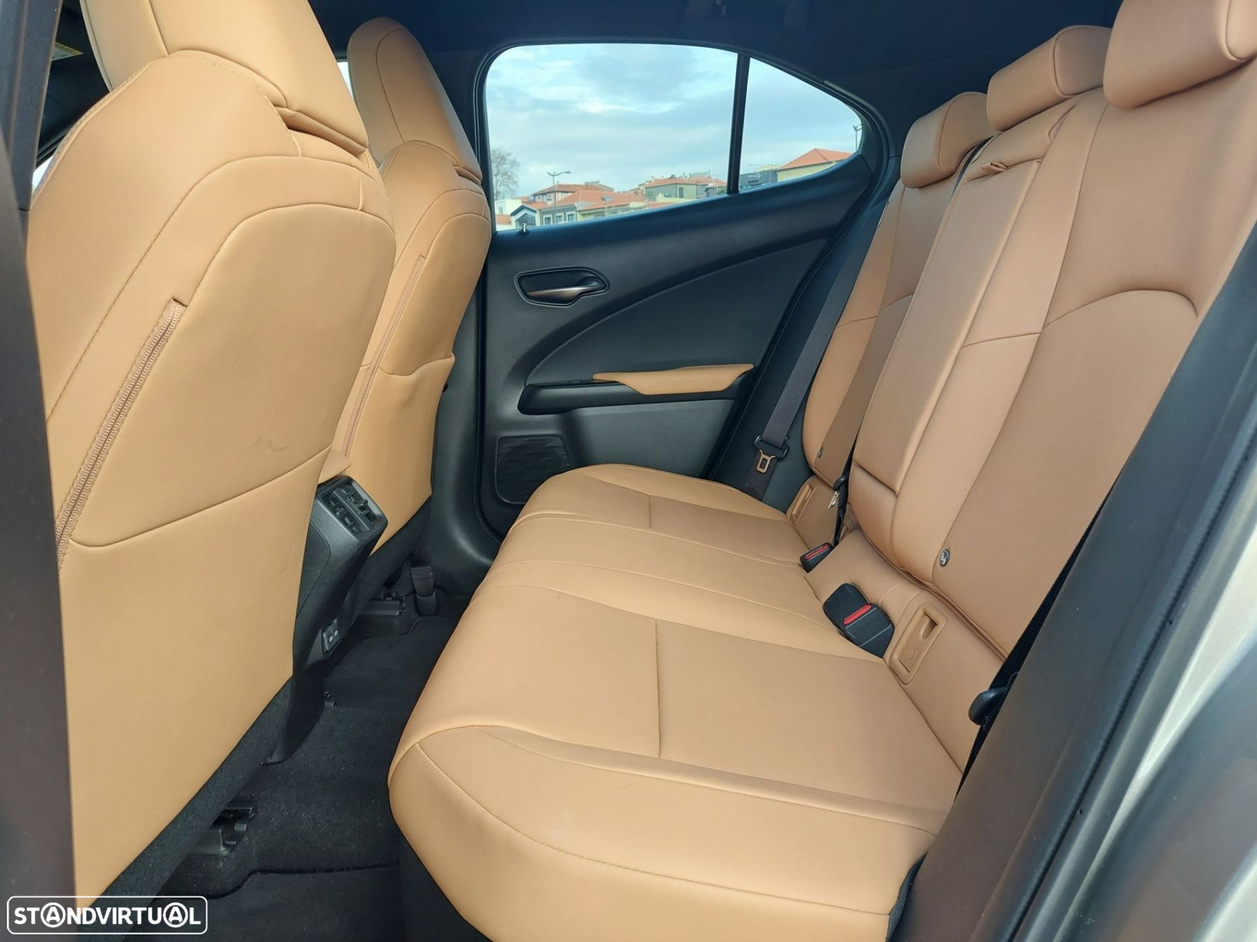 Lexus ux-250h - 11