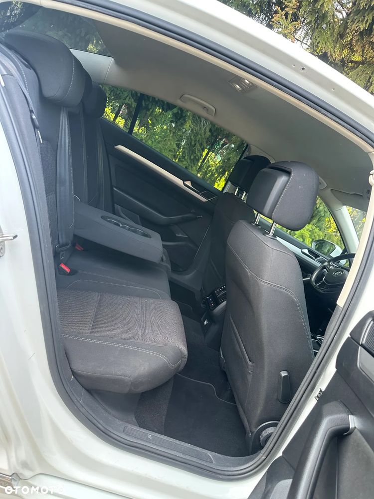 Volkswagen Passat 2.0 TDI SCR Trendline DSG - 28