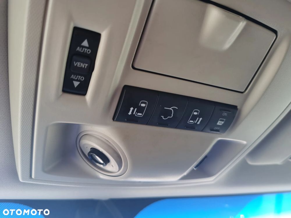 Chrysler Town & Country 3.6 Limited - 23