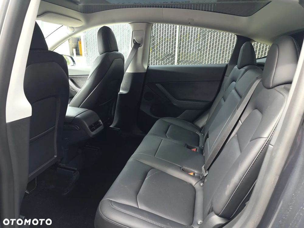 Tesla Y 83.1kWh Long Range AWD - 10