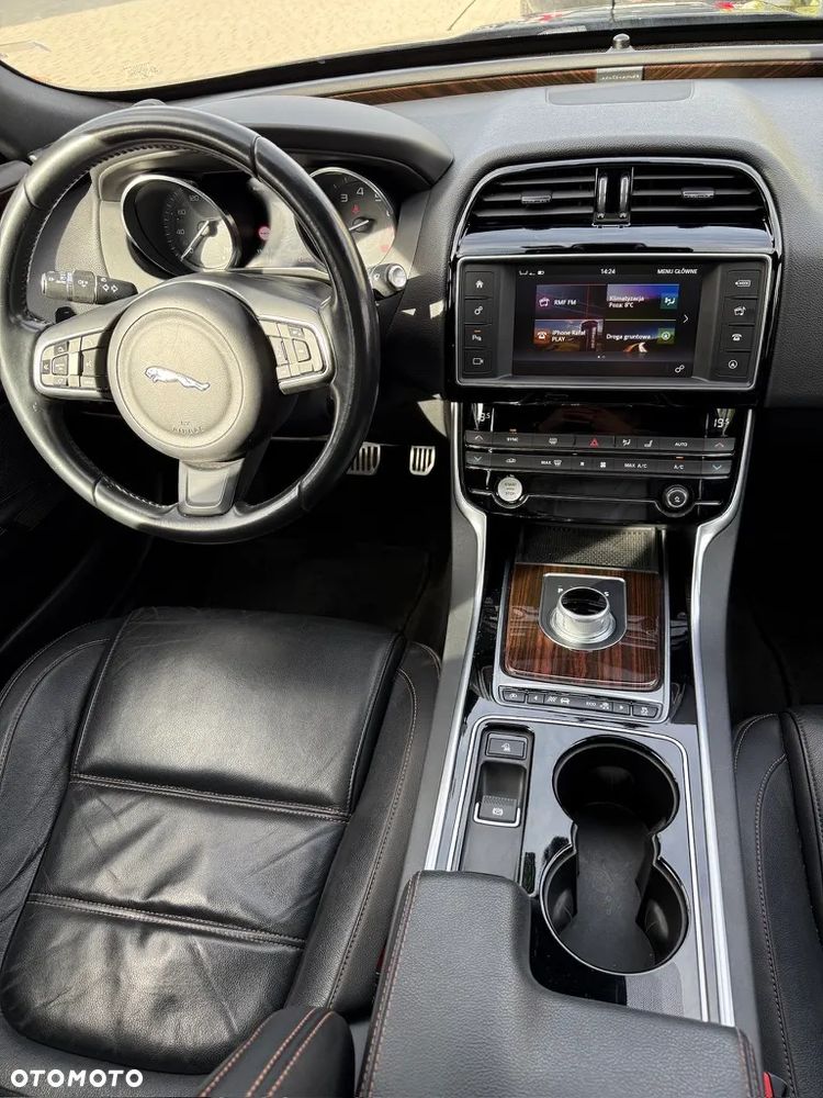 Jaguar XE - 7