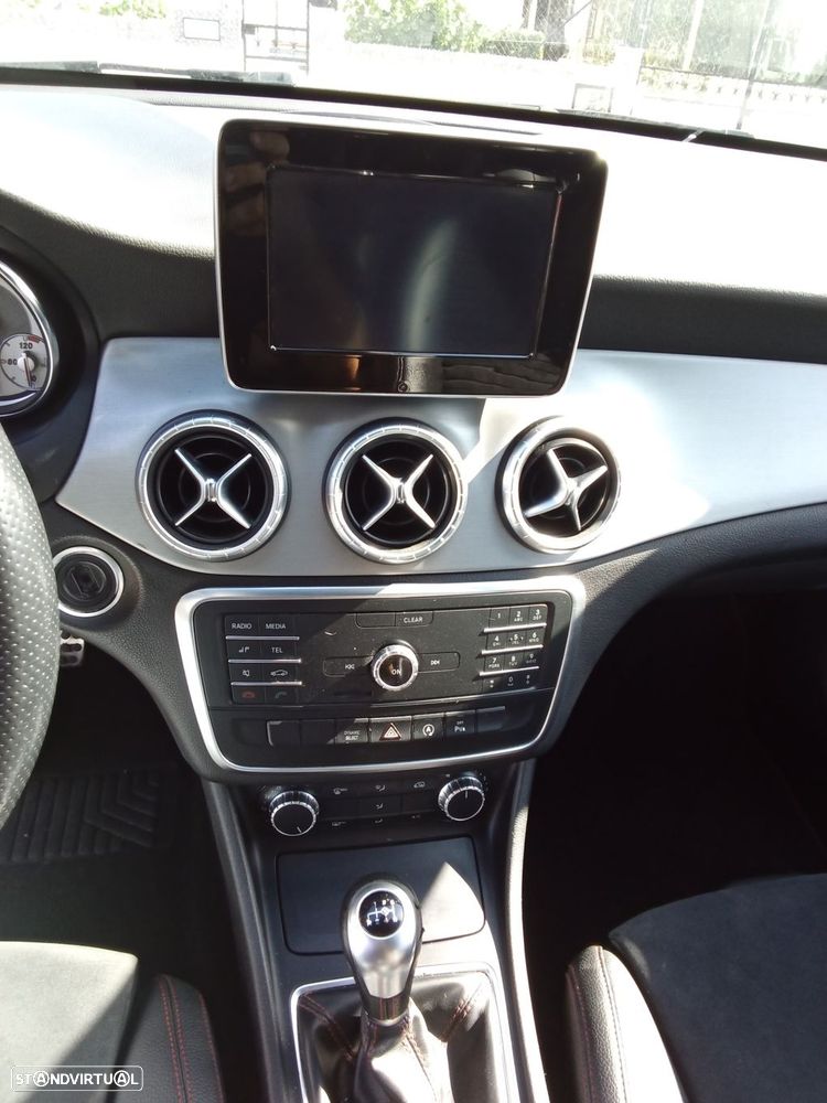 Mercedes-Benz CLA 180 d Shooting Brake AMG Line - 11