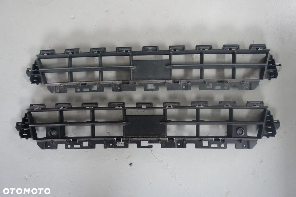 KRATKA ŚRODKOWA ZDERZAKA AUDI Q2 81A - 1