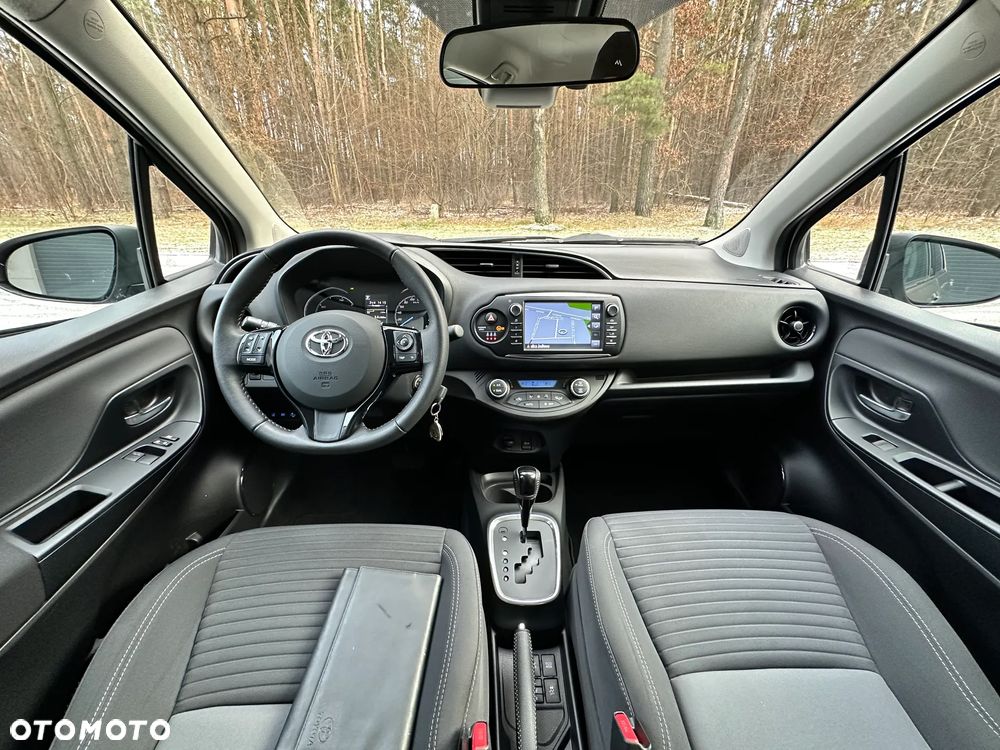 Toyota Yaris Hybrid 100 Business Edition - 25