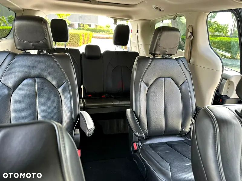 Chrysler Pacifica - 16