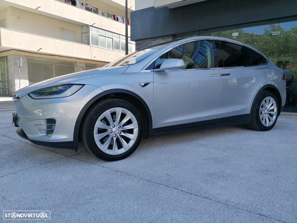 Tesla Model X - 12