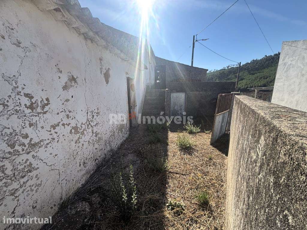 Casa térrea T3 para recuperar, com quintal e características tradic... - Grande imagem: 4/31
