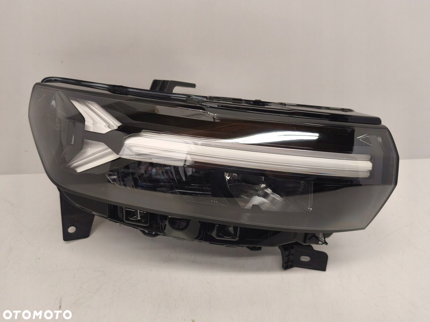 LAMPA PRAWA FULL LED DACIA DUSTER III 260107725R - 1