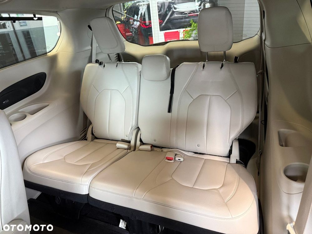 Chrysler Pacifica - 11