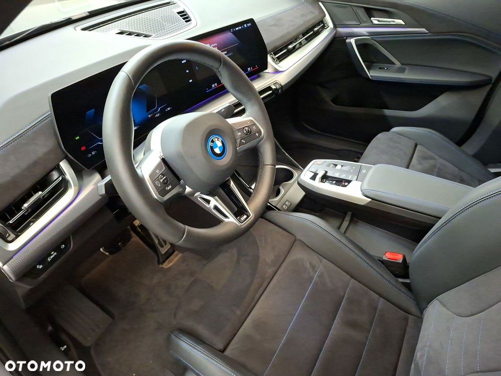 BMW iX2 eDrive20 66.5kWh M Sport Edition - 11