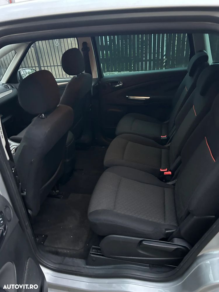 Ford S-Max - 12