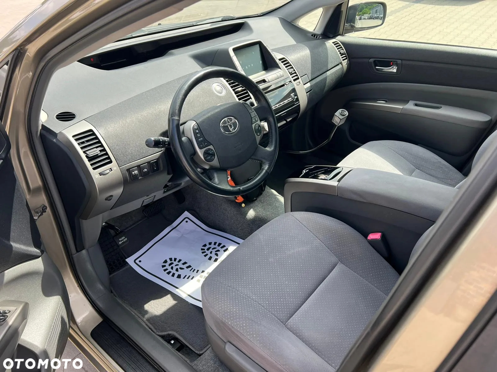 Toyota Prius (Hybrid) - 7