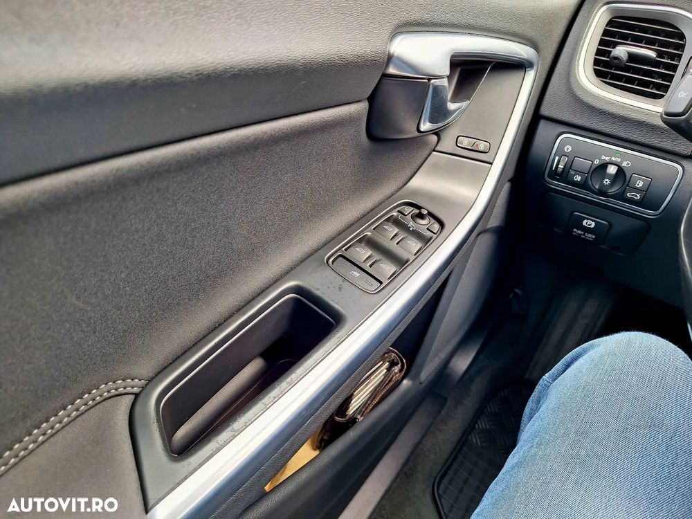 Volvo V60 D4 Geartronic Momentum - 26