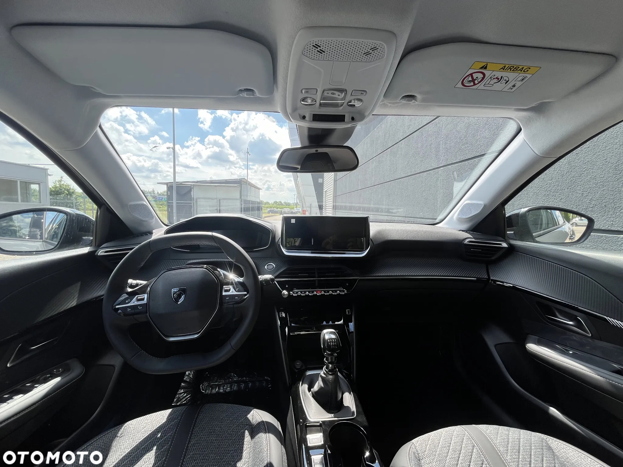 Peugeot 208 - 8