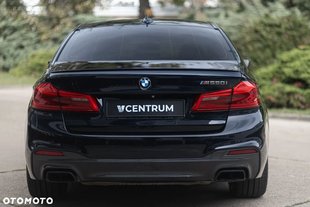 BMW Seria 5 M550i xDrive sport - 13