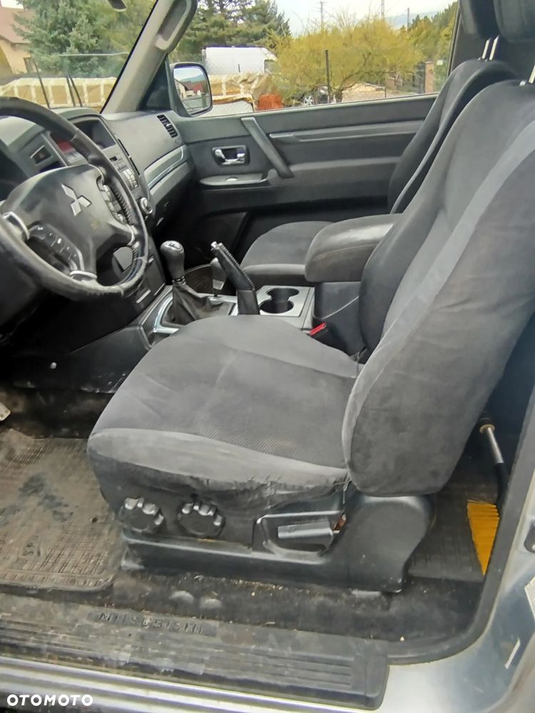 Mitsubishi Pajero - 12