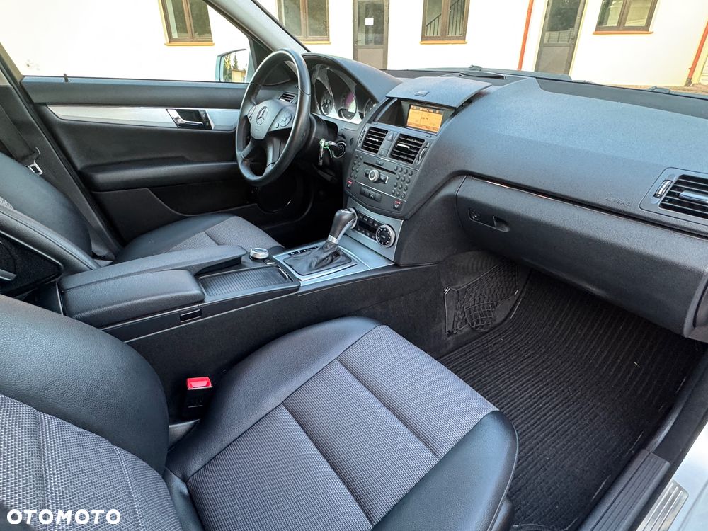 Mercedes-Benz Klasa C 180 CGI Automatik BlueEFFICIENCY Avantgarde - 28