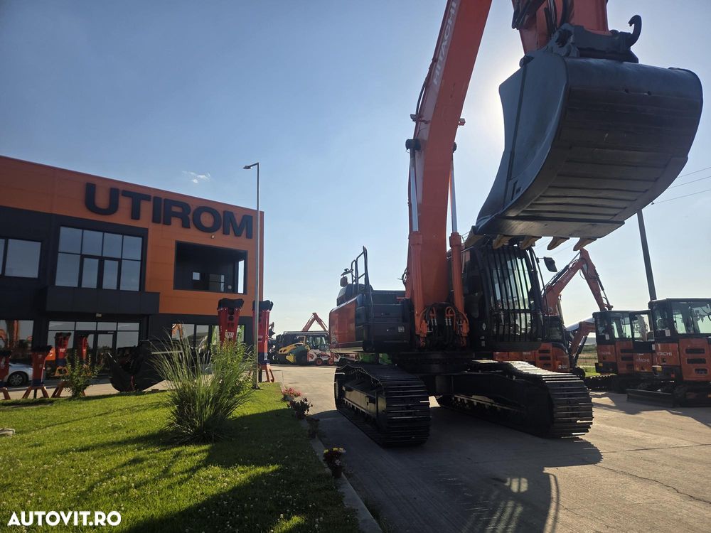 Hitachi ZX350LCN-6, 8.687h, CUPLA RAPIDA, cupa 2,2mc dinti NOI, latime 2,99m, ad sapare 7m, lant 90% bun doar 595h deplasare, consum mediu 17l/h, inst picon, inst rotire pe brate, GRESARE AUTOMATA, camera spate, ridica 25t, PROMOTIE 97.900 EUR+Tva - 8