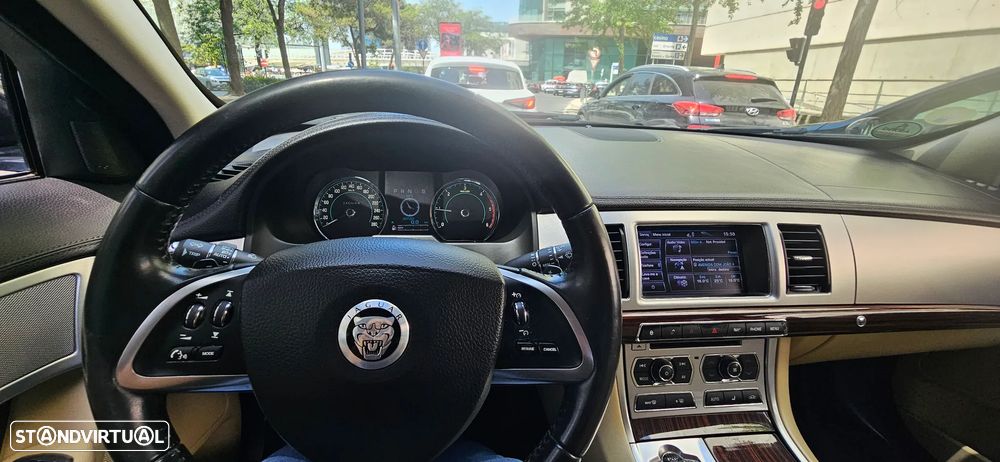 Jaguar XF 2.2 D Premium Luxury - 8