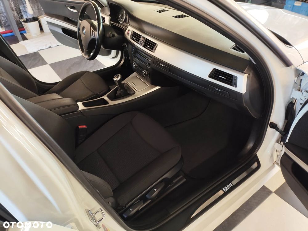 BMW Seria 3 318i - 12