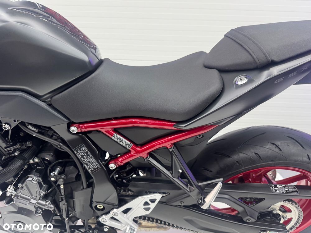 Suzuki GSX - 28