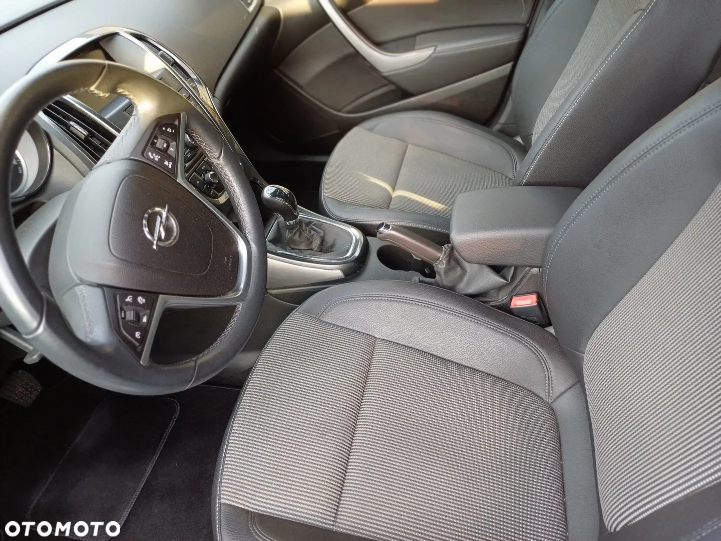 Opel Astra IV 1.6 T SIDI Cosmo S&S - 12