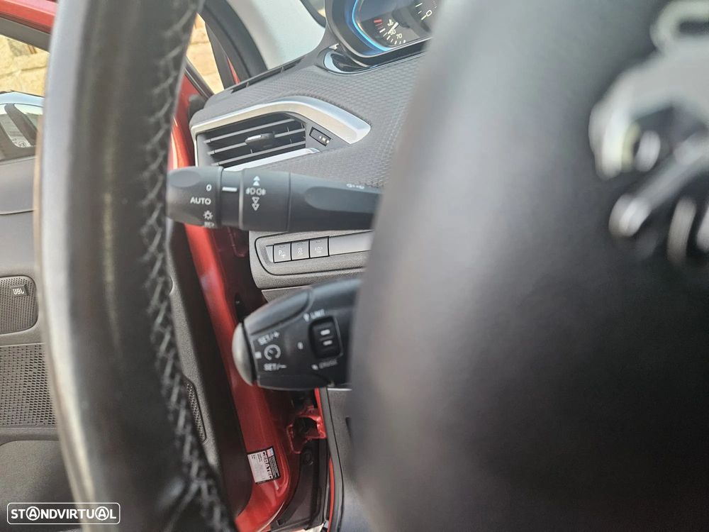 Peugeot 2008 1.2 PureTech Allure EAT6 - 17