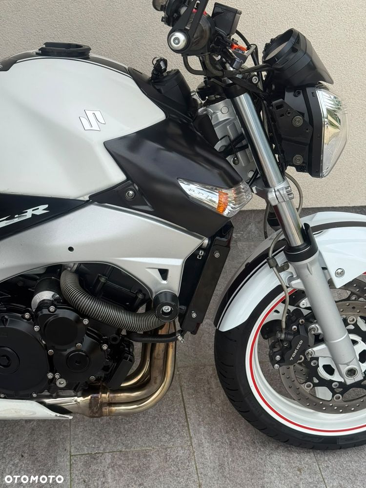 Suzuki GSR - 9
