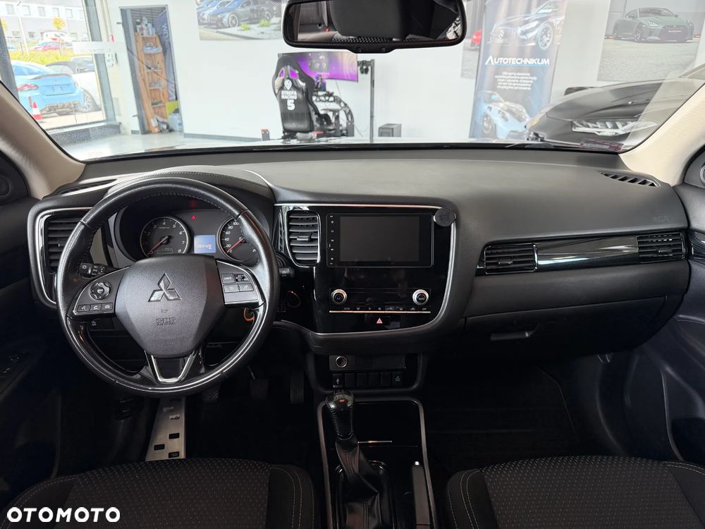Mitsubishi Outlander 2.0 Invite + 2WD - 19