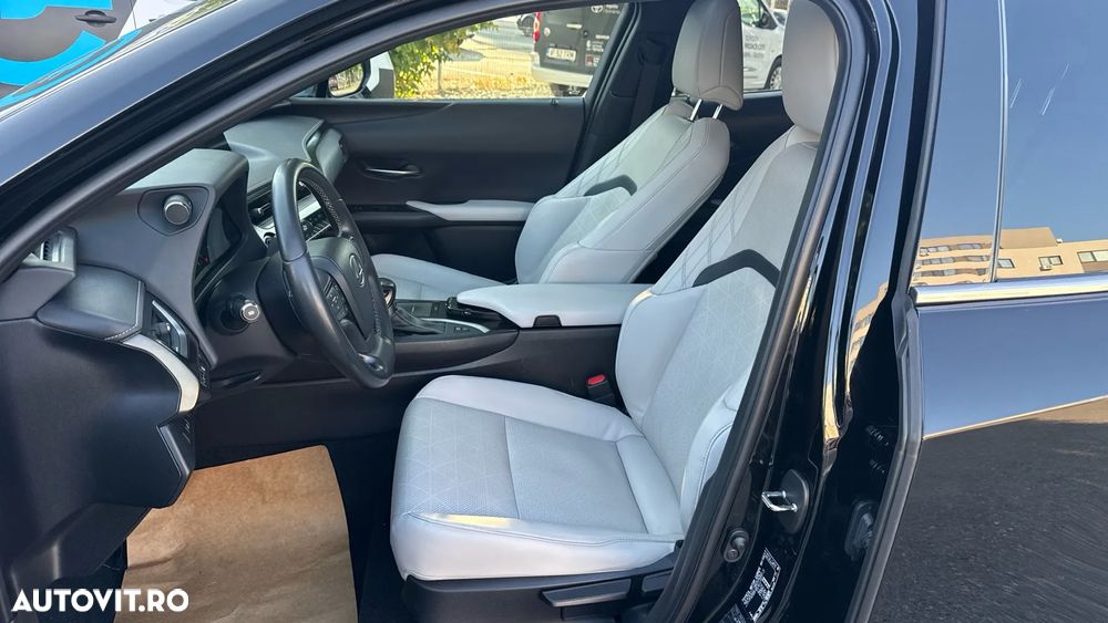Lexus UX 250h FWD Executive - 14