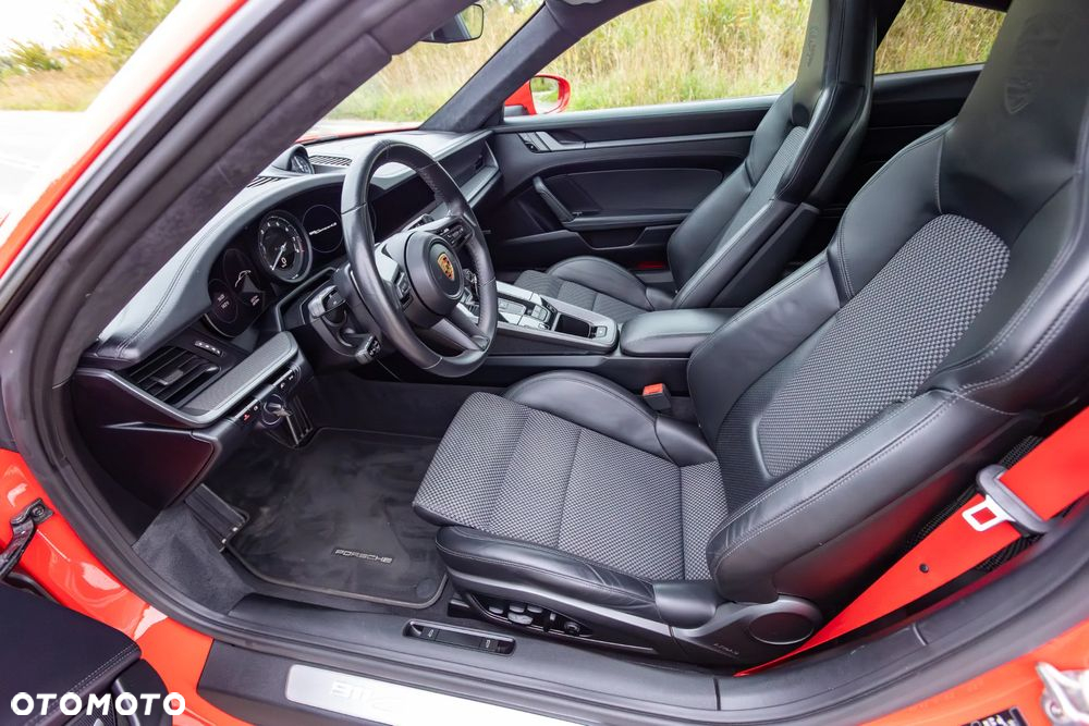 Porsche 911 Carrera 4S - 17