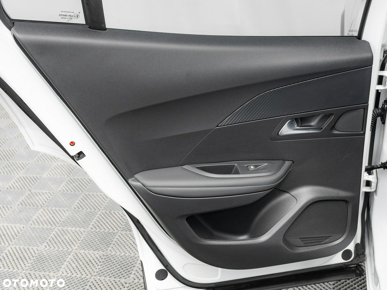 Peugeot 2008 1.2 PureTech Allure Pack S&S EAT8 - 24