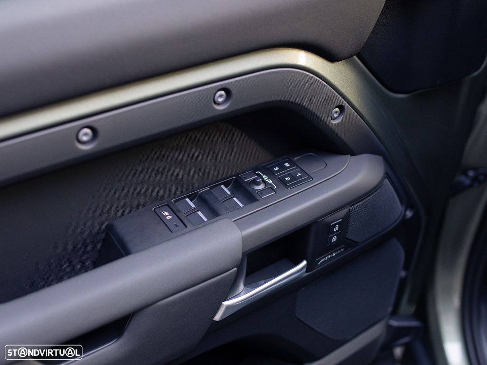 Land Rover Defender 2.0 P300e 110 AWD X-Dynamic SE - 28