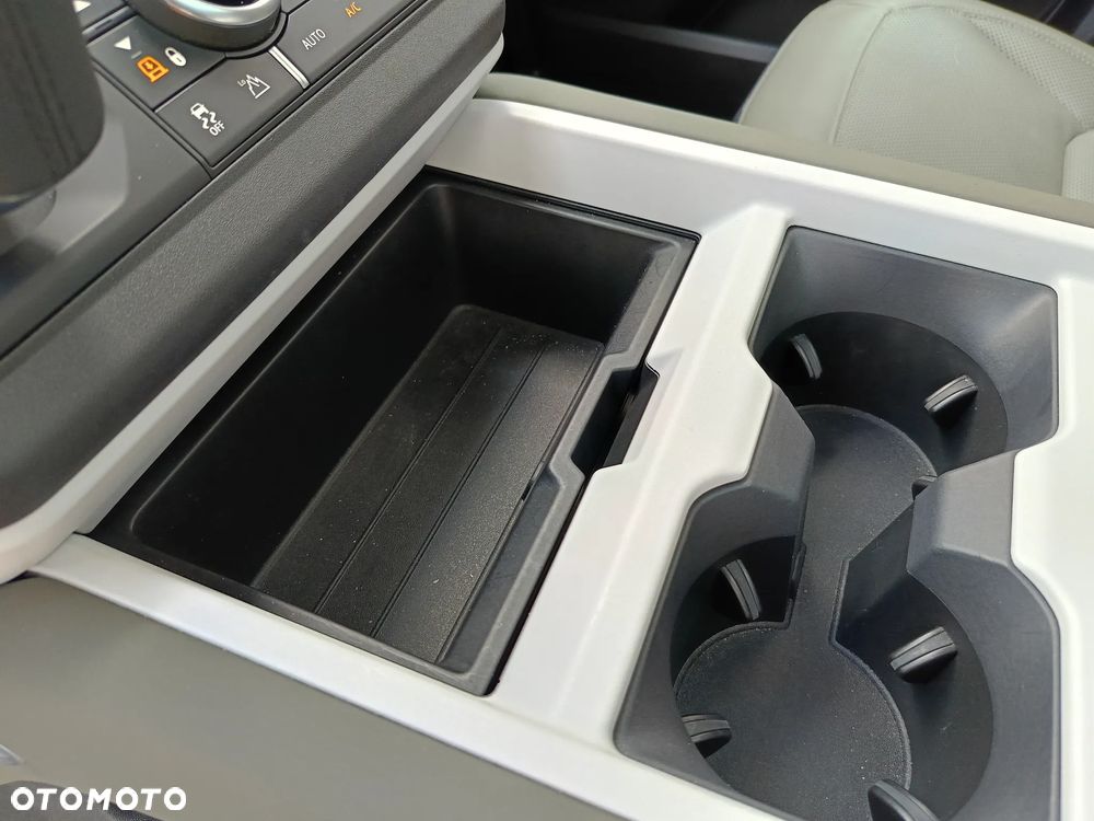 Land Rover Defender - 26