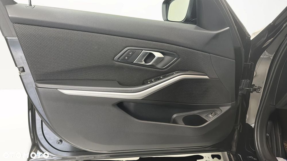 BMW Seria 3 318d MHEV - 11